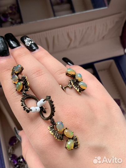 Кольцо и серьги с опалами
