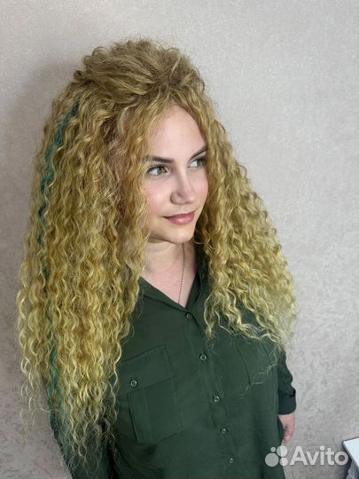 Модель на афрокудри