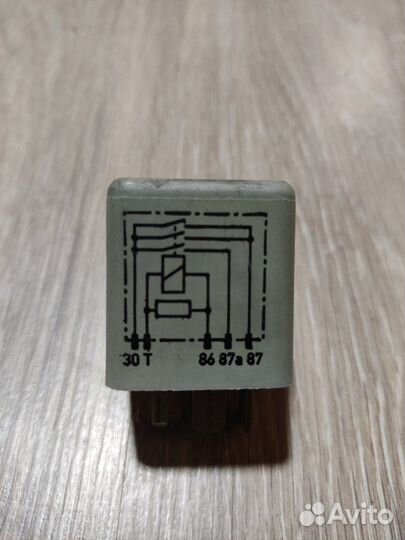 Реле топливного насоса Volkswagen Passat B5 2000