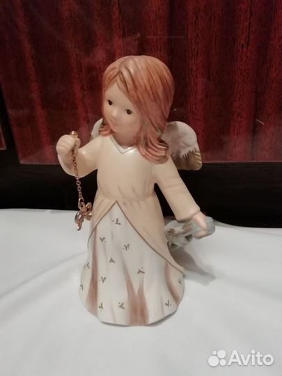 Ангел с крыльями статуэтка фарфоровая