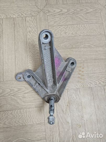 Кронштейн подушки кпп 8200043084, 8200457080
