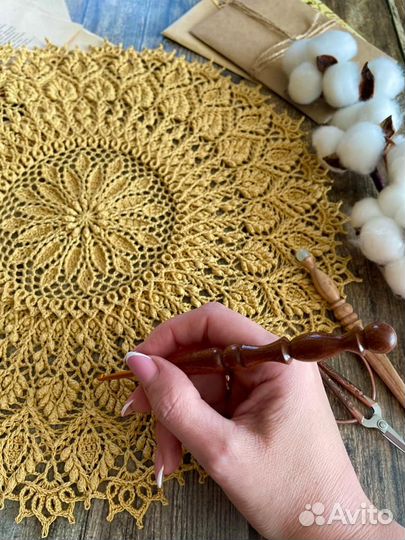 Салфетка вязаная крючком соломенно-желтая