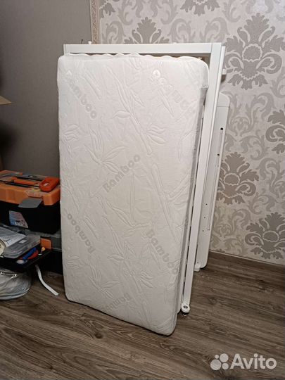 Детская кроватка с маятником. Красная Звезда