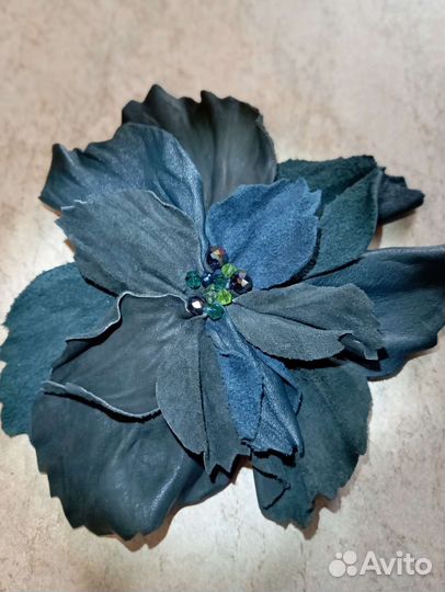 Брошь цветок из кожи