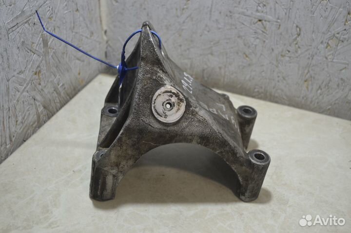 Кронштейн двигателя левый Volkswagen Touareg