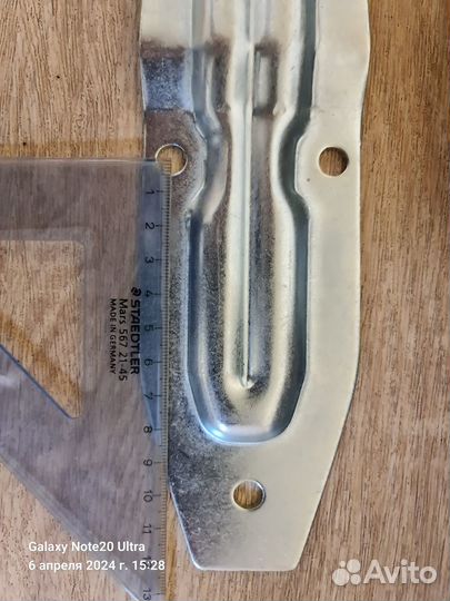 Петля двери фургона