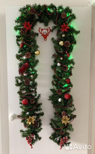 Еловая ветка гирлянда, украшенная, бело-золотая