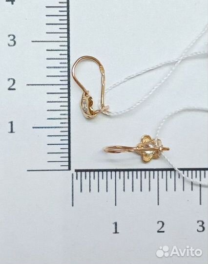 Золотые серьги с камнем