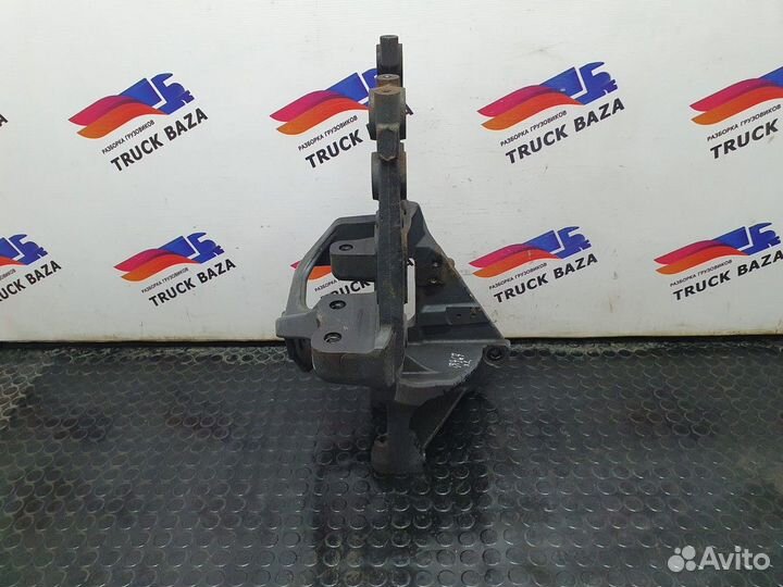 Кронштейн передней рессоры правый Daf XF106