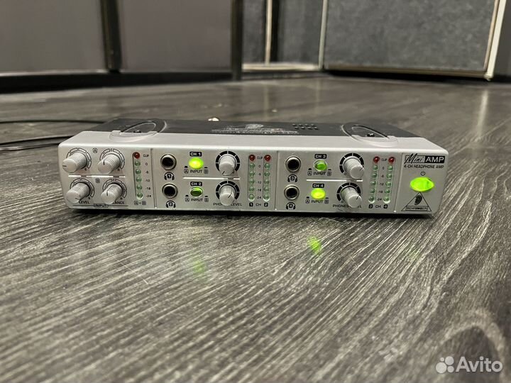 Усилитель для наушников Behringer Miniamp AMP800