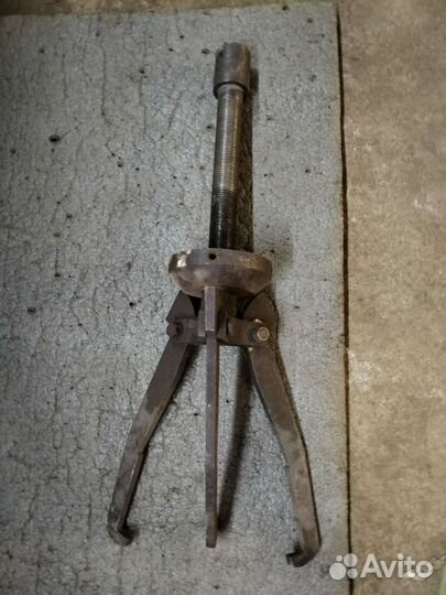 Съемник трехлапый 70 см