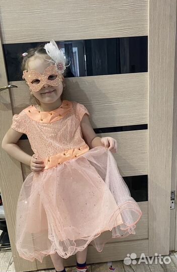 Платье праздничное 98