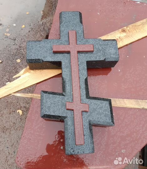 Памятник - малиновый кварцит