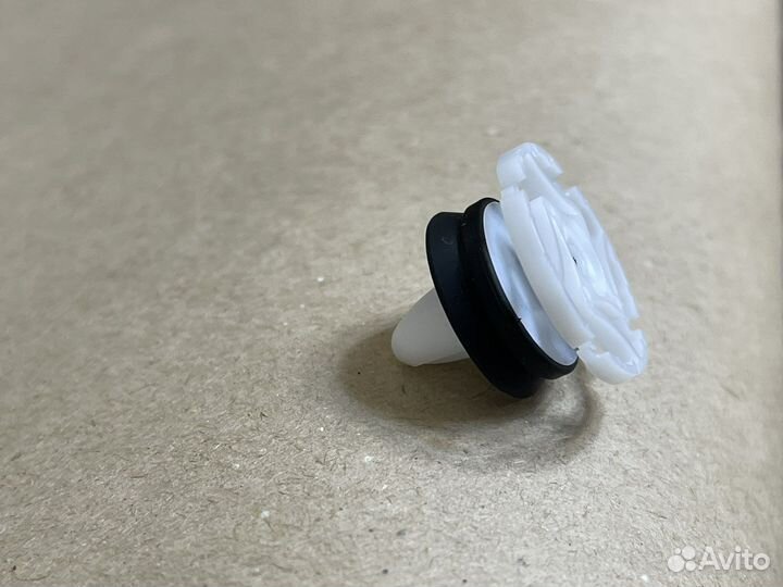 10шт. Клипса дверной обшивки Renault новые