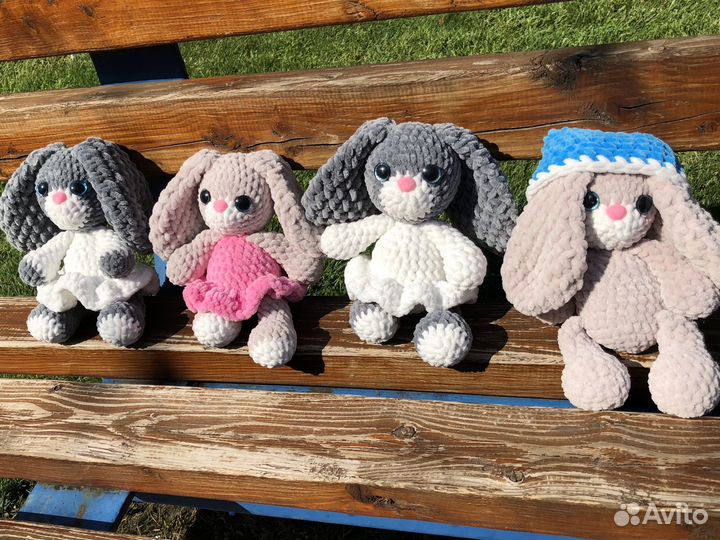 Мягкие вызаные игрушки зайки из плюшевой пряжи