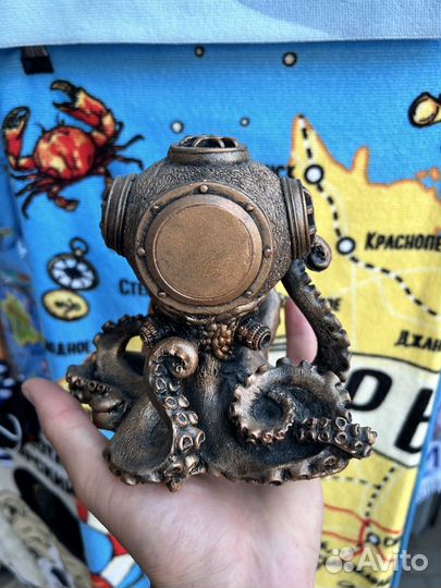 Осминог в шлеме водолазном