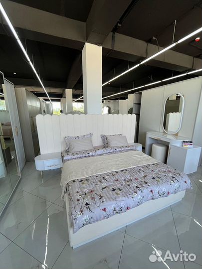 Спальные гарнитуры