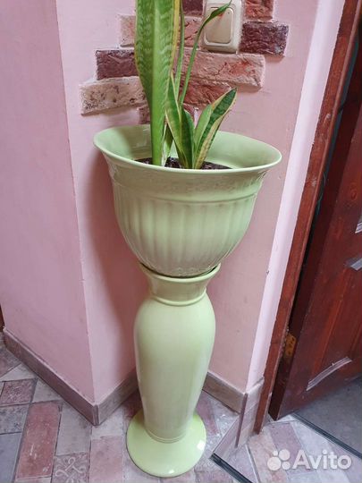 Кашпо для цветов на подставке. Керамика