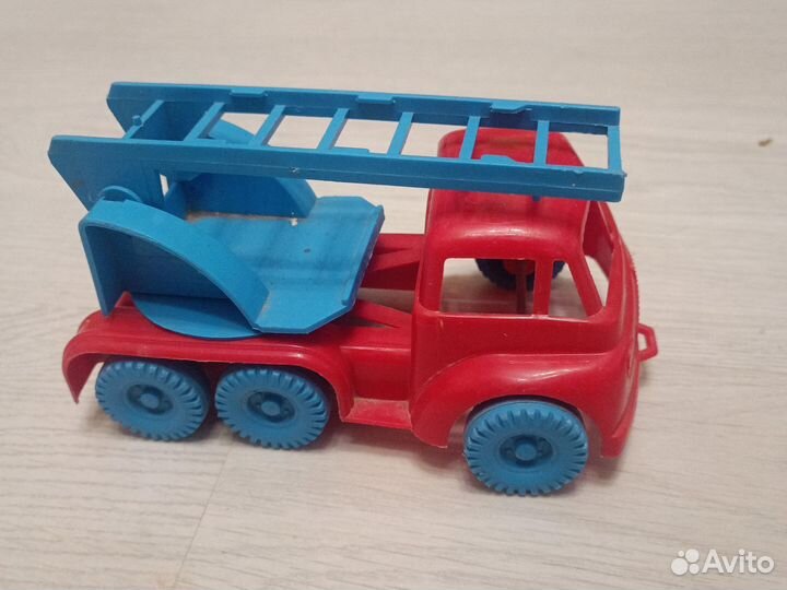 Тракторы и пожарная машина