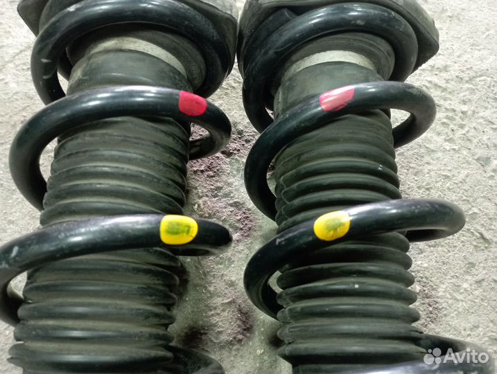 Передний амортизатор пружина infinity y51 Nissan