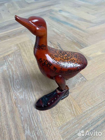 Статуэтка из дерева утёнок в тату