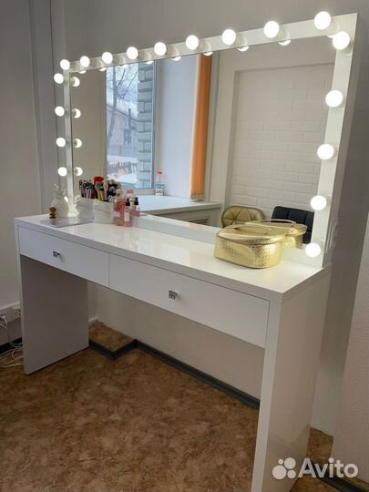 Гримерное зеркало с ящиками