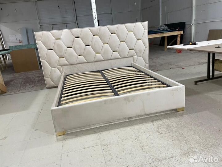 Кровать двухспальная с подьемным механизмом