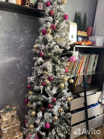 Елка искусственная. Без игрушек