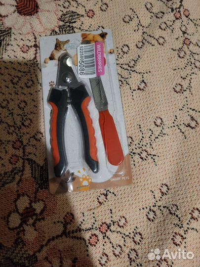 Когтерезка и щётка для животных