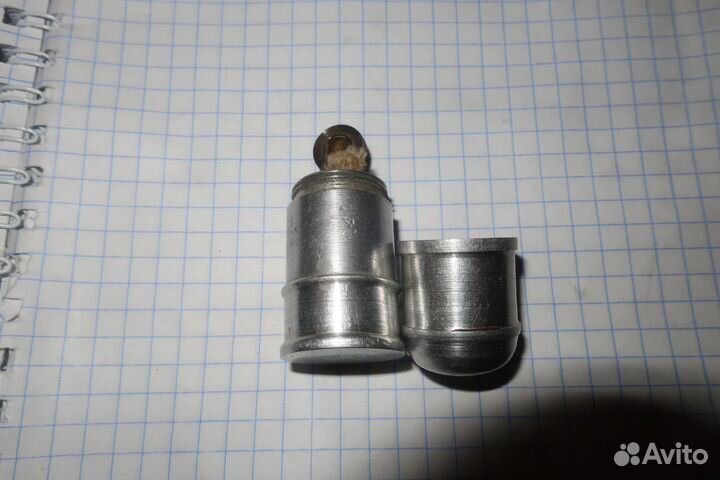 Старая бензиновая зажигалка
