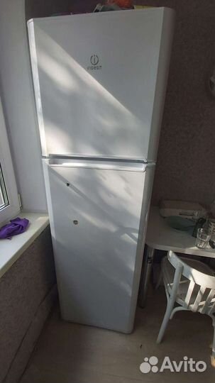 Холодильник indesit