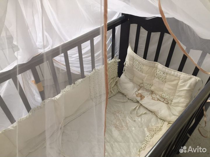 Детская кроватка с маятником и комодом