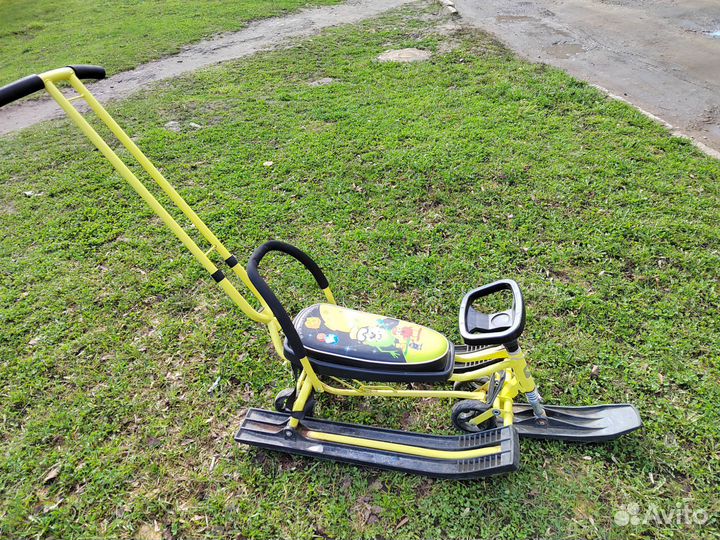 Детский снегокат с ручкой и колесами