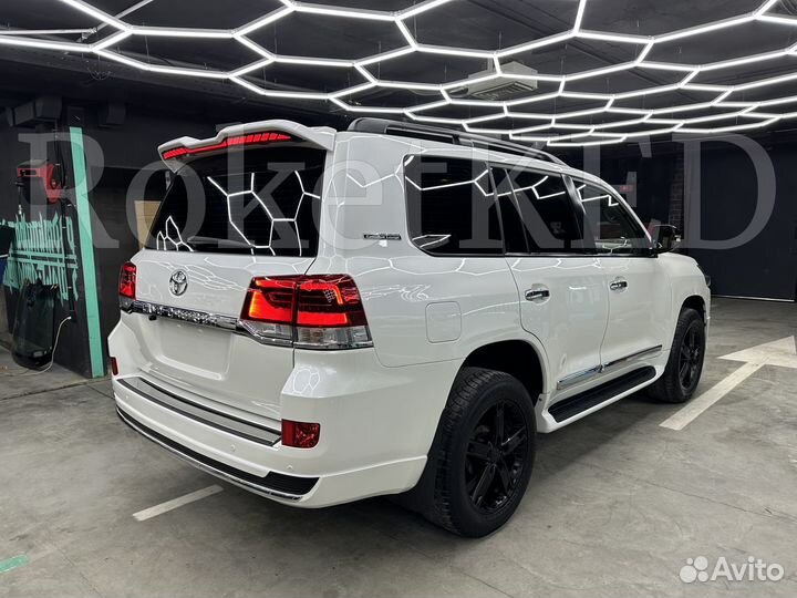 Спойлер Toyota Land Cruiser 200 LED