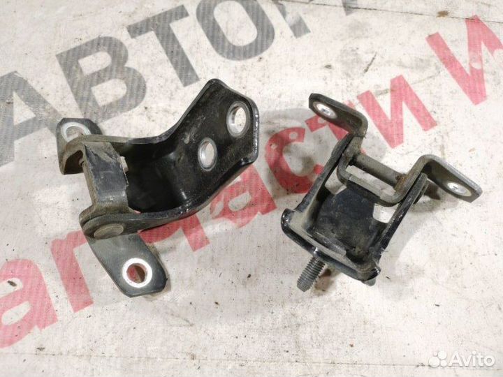 Петля двери задняя правая Mazda 3 BL 1.6 2012