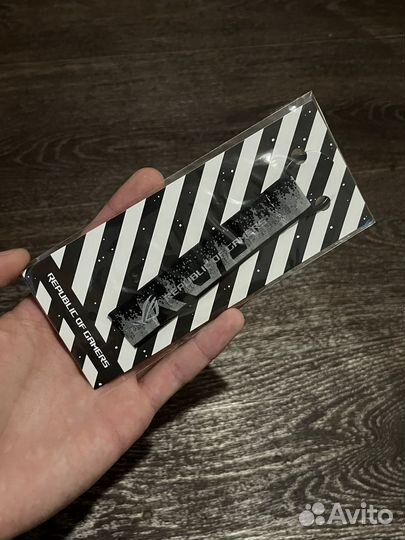 Новый брелок Asus Rog Strix White