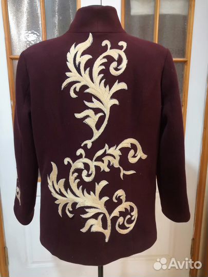 Полупальто с вышивкой зима-весна