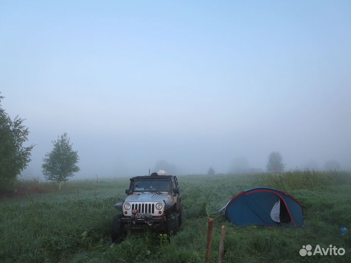 Капот на Jeep Wrangler