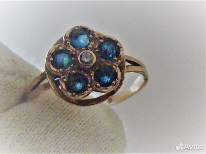 Золотое кольцо с бриллиантом и сапфирами