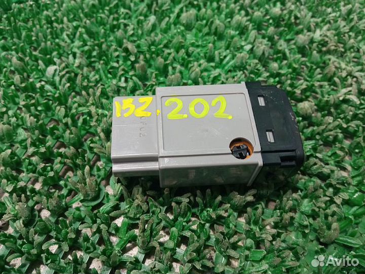 Молдинг стекла внутренний задний левый Nissan Patr