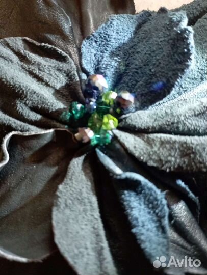 Брошь цветок из кожи