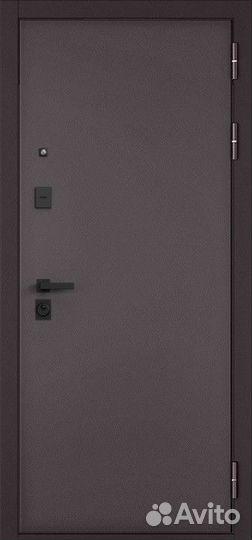 Дверь входная в квартиру с зеркалом