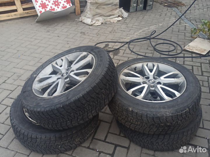 Bridgestone Blizzak DM-V1 235/60 R18