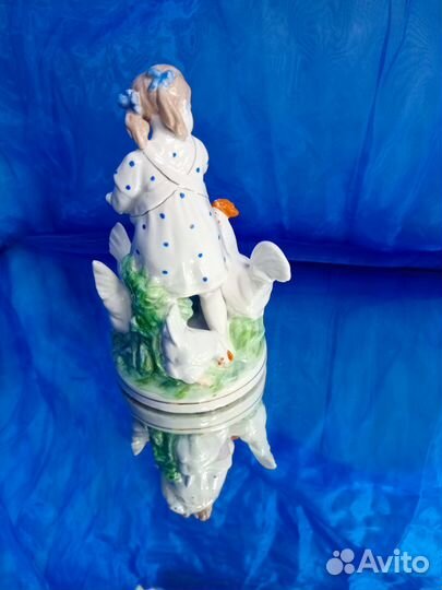 Статуэтка девочка кормит кур