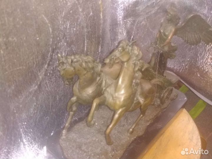 Статуэтки Ника и Марс на конях