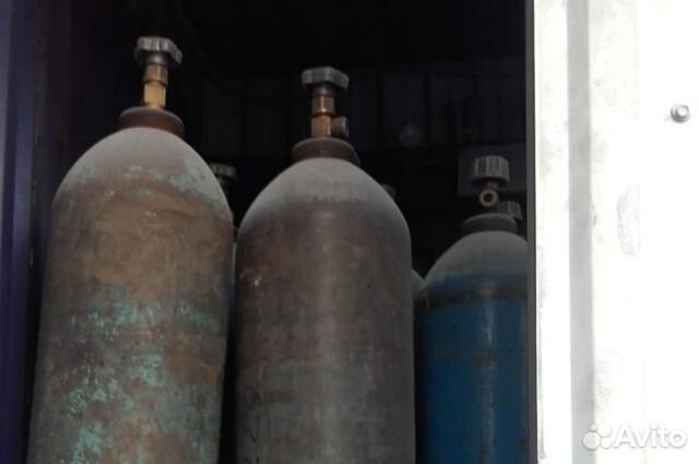 Кислородный баллон в машине. Баллон медицинский кислородный 20 литров. Медицинский кислородный баллон к10м. Авиационный кислородный баллон 7,8л. Кислородный баллон в машине.