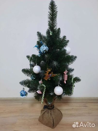 Новогодняя елка с игрушками