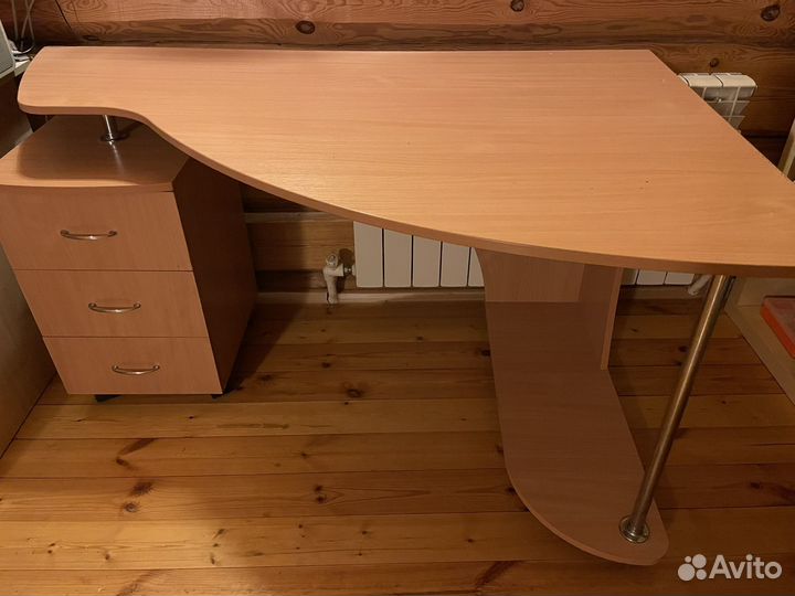 Стол с тумбой на колесах