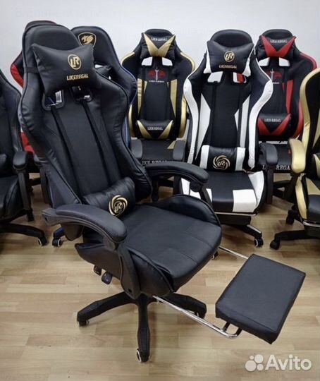 Компьютерное кресло с подножкой