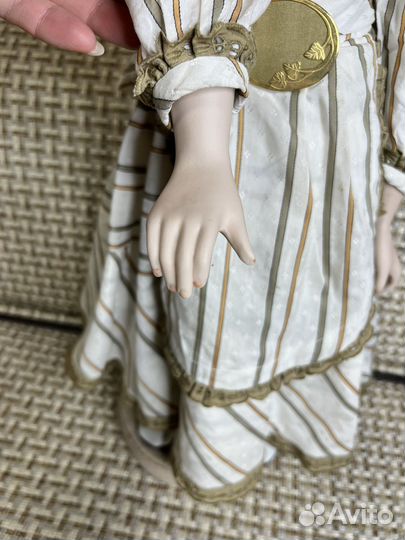 Кукла фарфоровая